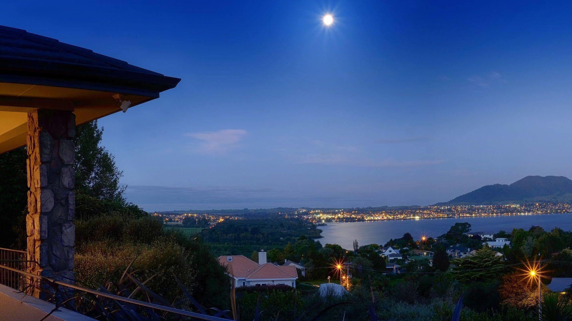 Tauhara Sunrise Lodge เทาโป ภายนอก รูปภาพ
