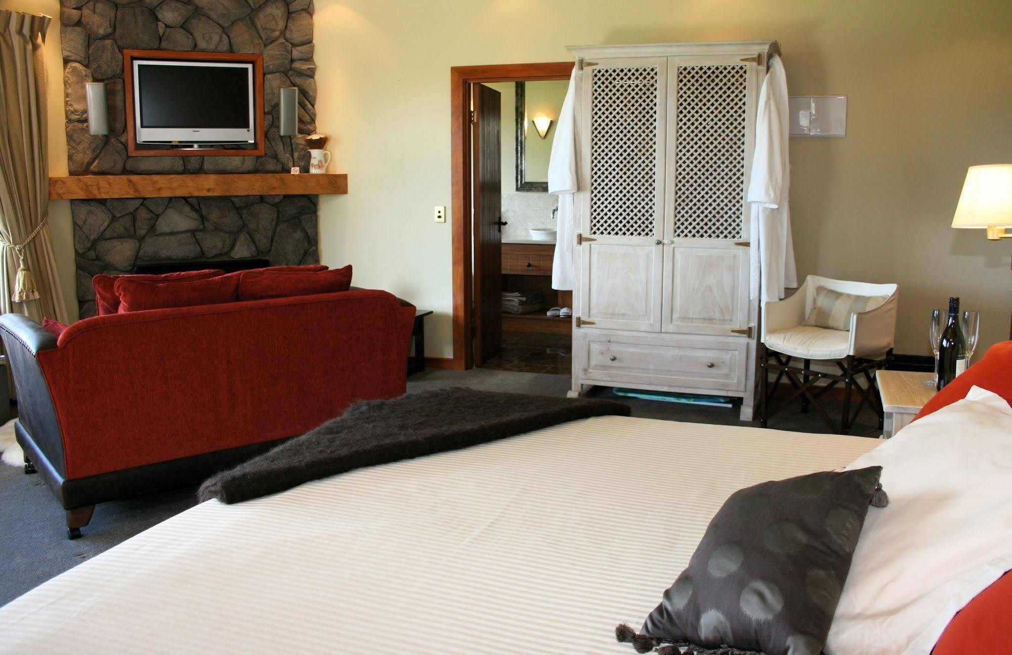 Tauhara Sunrise Lodge เทาโป ภายนอก รูปภาพ